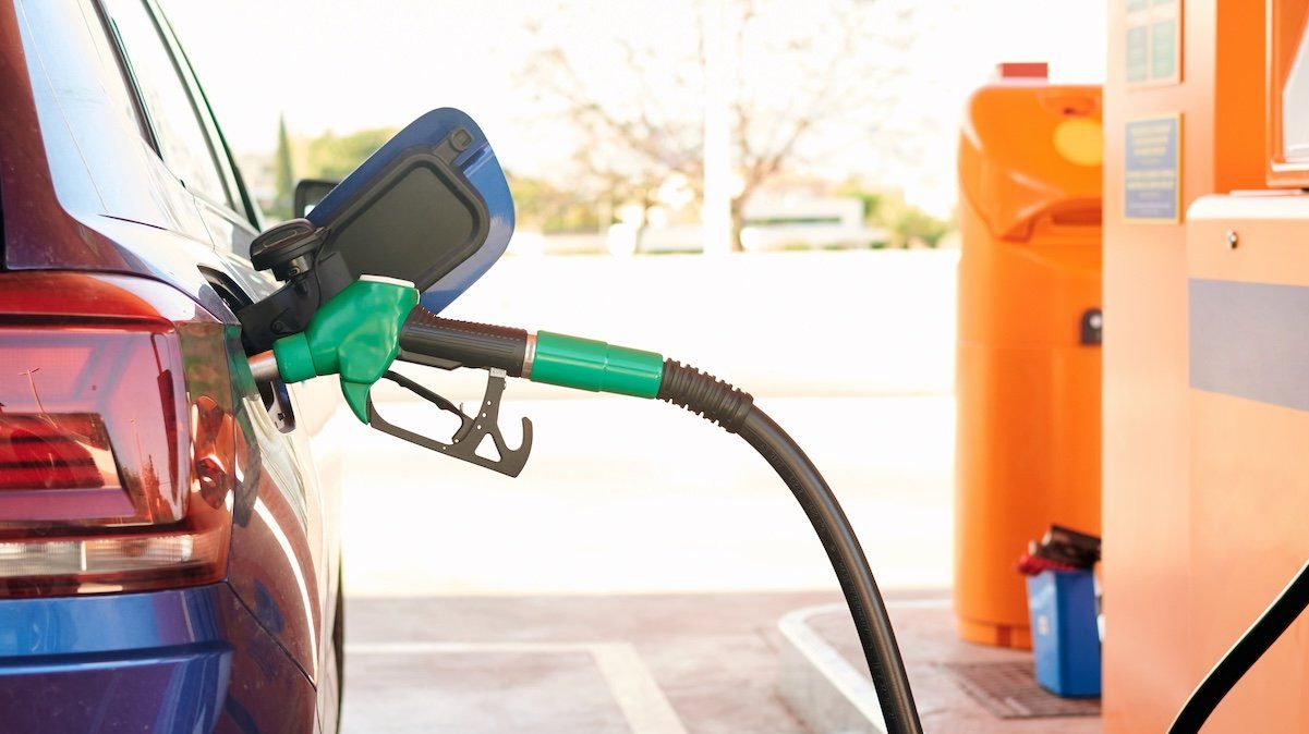 Motoring-experts-reveal-the-best-ways-to-make-your-fuel-go-further-while-driving-e1718188396730